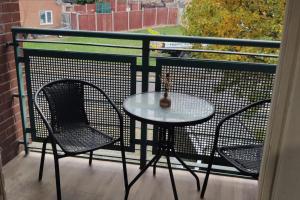 Apartment - Sleeps 4 - Balcony - Parking