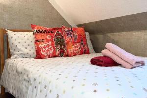 Loft - Sleeps 2 - Parking - Close to Station