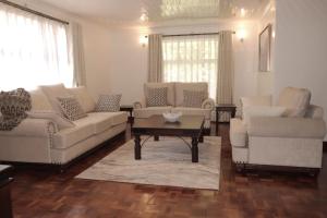 Cheerful 4-bedroom with pool - Ubytování bez kategorie ve městě Athi River