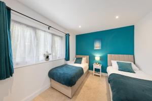 Luxury 4BR Home with Hot Tub, Sleep 8, Free Parking, Garden