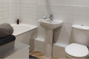 Apartment - Sleeps 4 - Parking - WiFi