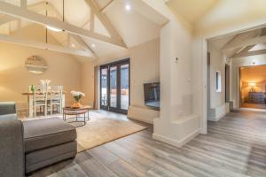 White House Lodges - Tawny