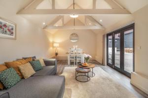 White House Lodges - Tawny