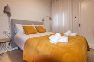 Central & Fully Equipped Apartment in Eixample Next to Metro, Sleeps 5