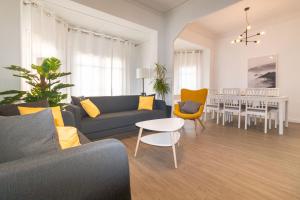 Central & Fully Equipped Apartment in Eixample Next to Metro, Sleeps 5