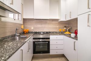 Central & Fully Equipped Apartment in Eixample Next to Metro, Sleeps 5