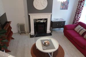 House - Sleeps 8 - Garden - Parking