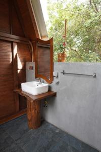 Habarana Chena Hut - Air conditioning Private Cabana with Balcony