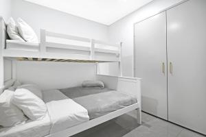 Massive 4BDR Sky-High at Level 61 with Stunning Ocean Views - Pet Friendly