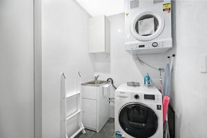 Massive 4BDR Sky-High at Level 61 with Stunning Ocean Views - Pet Friendly