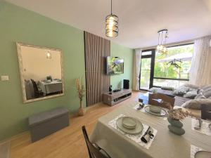 Garden apartment Aspen Suites A008