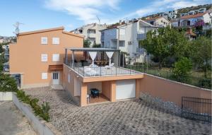 Stunning Apartment In Okrug Gornji