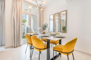 Furnished 3-Bedroom Townhouse, Just Minutes Drive from Al Marmoom Heritage Village and Popular Dubai Attractions, Albizia, Damac Hills 2 by Deluxe Holiday Homes
