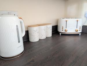 Peterborough modern & stylish 4 bed home with free parking