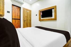 Collection O Mumbai Khar Road Railway Station