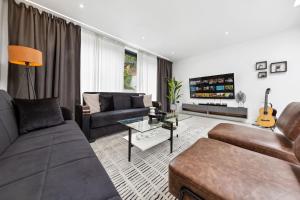 Work Crew Ready 5BR I Free Parking & WiFi Access