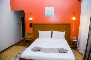 Whispering Palms Gardens, Hotel and Suites