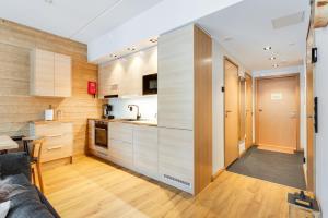 Levi Cranberry C 32 Visit Levi