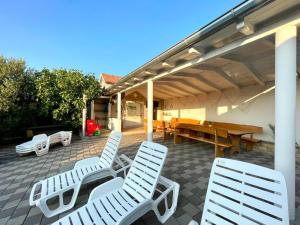 House with outdoor pool in Tisno