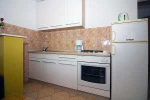 House with outdoor pool in Tisno