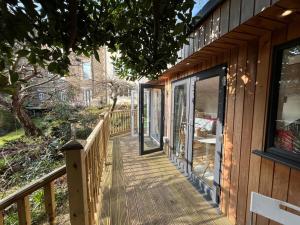 Luxury Detached Hideaway near town, beach and woods