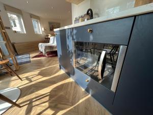 Luxury Detached Hideaway near town, beach and woods