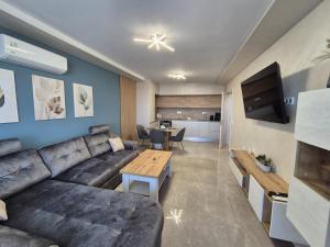 Blue Home Atana Near Airport