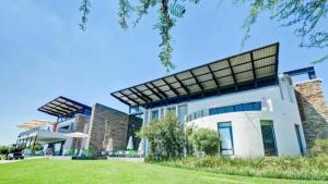 Luxury Two-Story Loft - Beautiful Golf Course Views