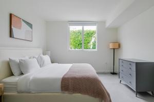 Blueground Riverside pool nr Miami River MIA-153