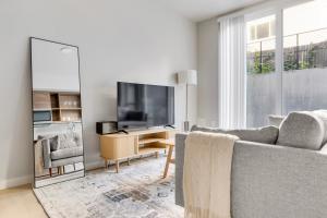 Blueground West Queen Anne balcony nr Kerry Park SEA-938