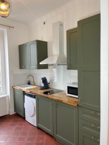 Appartement de charme - Parking privé gratuit - Métro proche - Cours Emile Zola