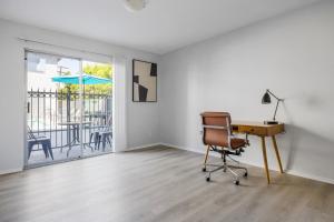 Blueground Melrose pool nr Griffith Park LAX-1399