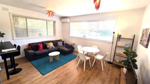 Chic central St Kilda 2 bed 8 mins walk to beach