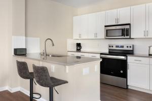 Blueground Emeryville pool nr Bay Street Park SFO-1989