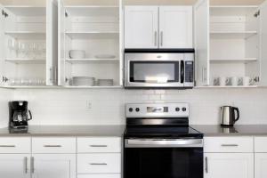 Blueground Emeryville pool nr Bay Street Park SFO-1989