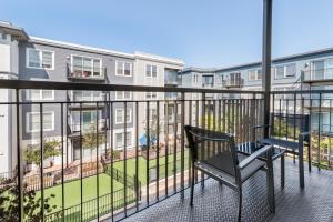 Blueground Emeryville pool nr Bay Street Park SFO-1990