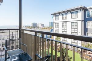 Blueground Emeryville pool nr Bay Street Park SFO-1990