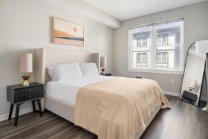 Blueground Emeryville pool nr Bay Street Park SFO-1990