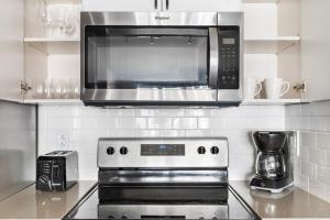 Blueground Emeryville pool nr Bay Street Park SFO-1990