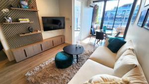 Resort-style Exec 1 Bed with study in Port Melbourne