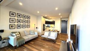 Swanky 2 bed apt with parking - easy city access