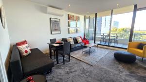 St Kilda vibes - City views, airy 1 bed sleeps 2-4