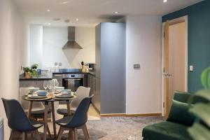 Prime City Centre Living Large 2 Bed 2 Bath Free Netflix Sleeps 7