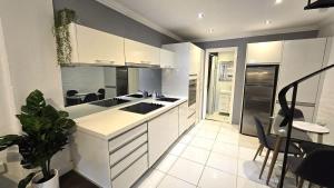Sleek Darlinghurst 2 bed house in ideal location