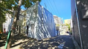Sleek Darlinghurst 2 bed house in ideal location