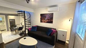 Sleek Darlinghurst 2 bed house in ideal location