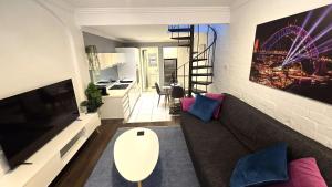 Sleek Darlinghurst 2 bed house in ideal location