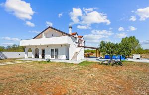 Cozy Apartment In Dragisici With Wifi