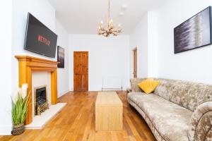 2 Bedroom House - Free Parking