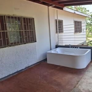 Healing 3-Bed Retreat - Sleeps 3 Hot Tub & Pool